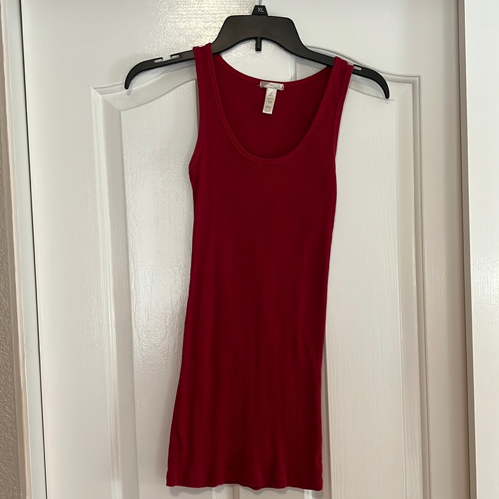 Red sleeveless tank in S. 💯 cotton. Ribbed pattern. Longer in length.